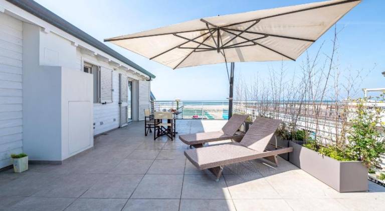 Holiday apartment with patio & pool — photo 5