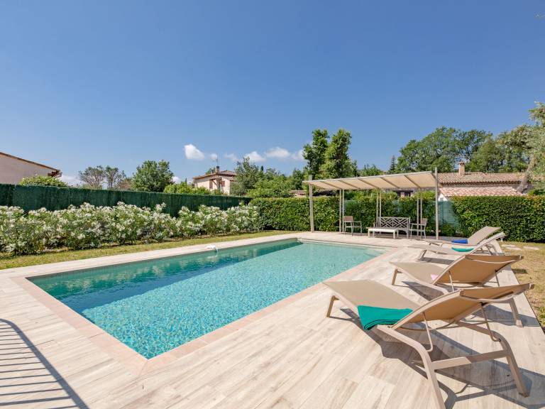 Fully equipped charming vacation home with yard, barbeque & patio | Pets are welcome — photo 3