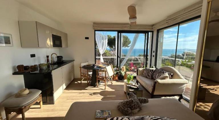 Holiday apartment with garden, terrace & pool in Sète