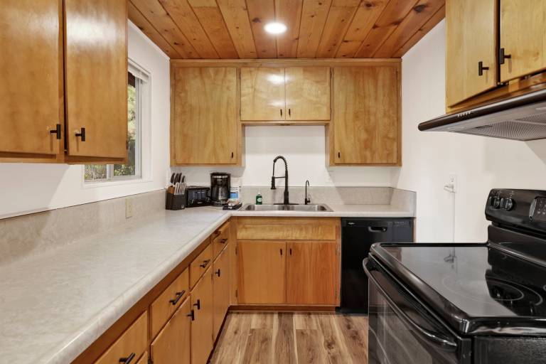 Cabin with jacuzzi, terrace & barbeque | Lake view — photo 4