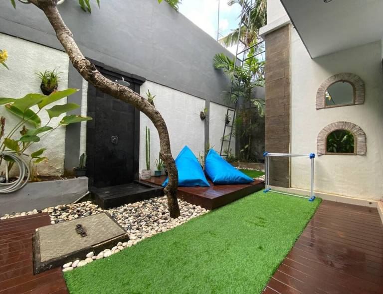 Villa with pool & yard — photo 5