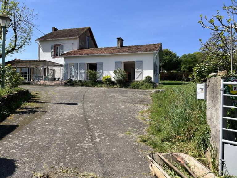 Gite with terrace, garden & barbecue in Tarbes