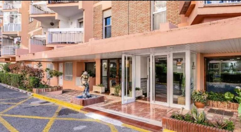 Rental apartment with private pool, terrace & yard — photo 4