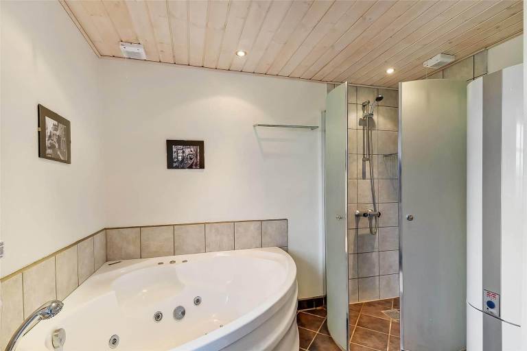 Fully equipped beautiful vacation home with patio, grill & hot tub | Beach nearby | Pets are welcome — photo 5