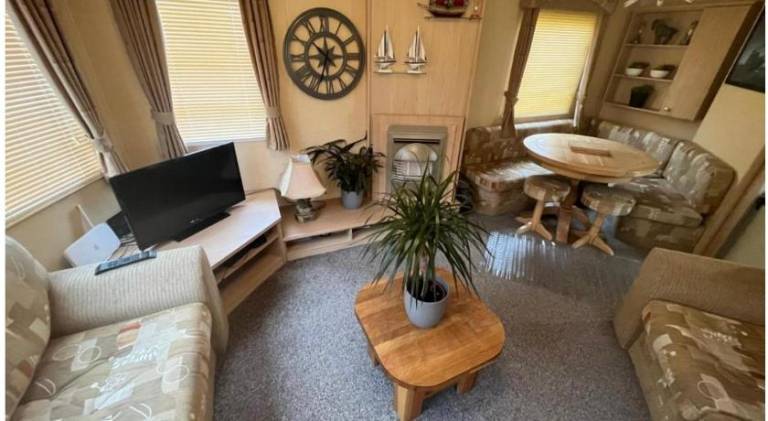 Spacious & welcoming 6th Berth Caravan California Cliffs Holiday Park, Norfolk Coast — photo 2