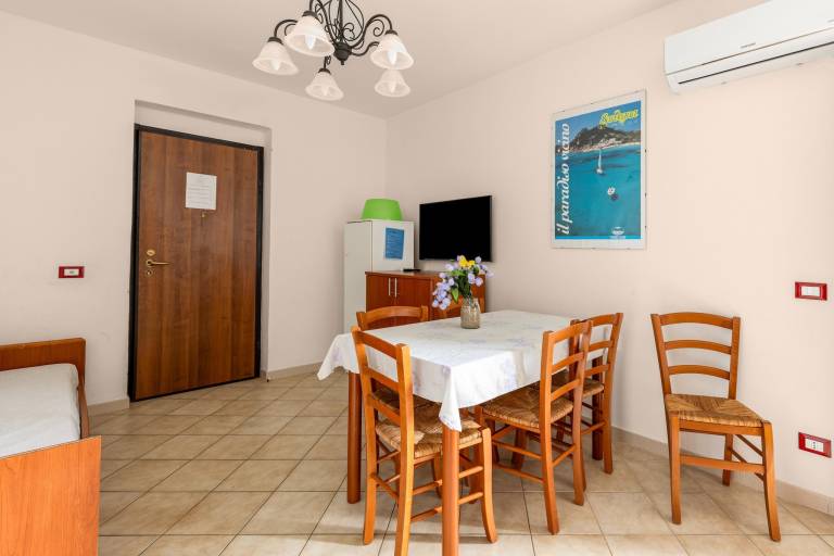Rental apartment with patio, pool & yard — photo 4