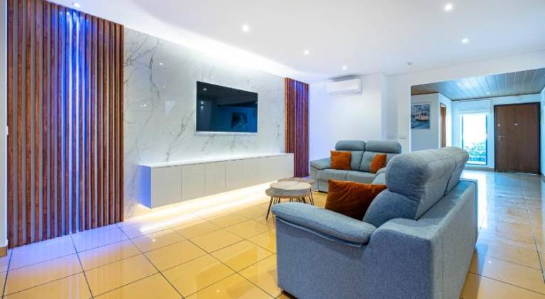 Apartment with jacuzzi & pool — photo 2