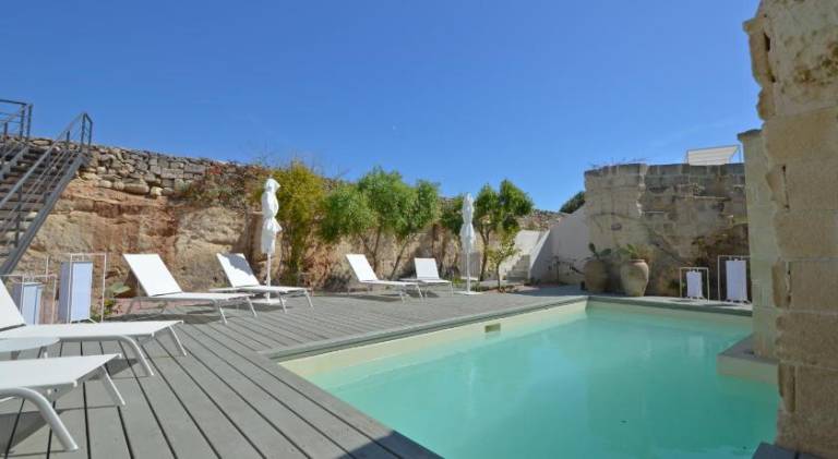 Serviced apartment with pool, terrace & garden — photo 3