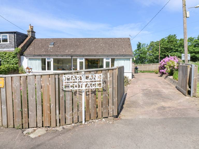 Cottage with jacuzzi & yard — photo 2