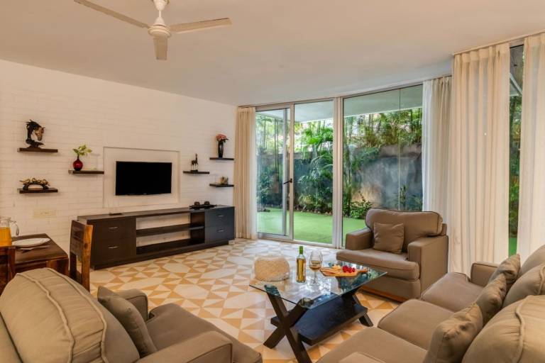 Modern 2BHK w Pool Access 5km to Coco Beach