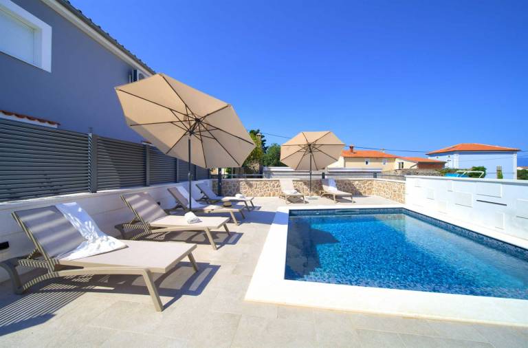 Rental with barbeque, pool & terrace | Pool view — photo 5