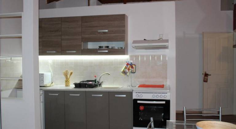 Rental apartment with terrace & yard — photo 2