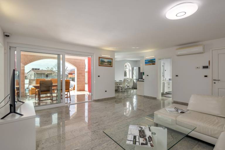 Holiday apartment with private pool, terrace & yard — photo 4