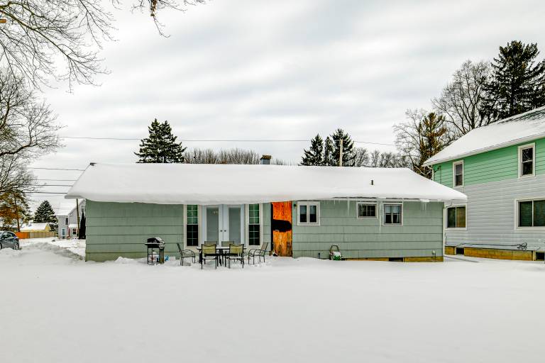 4 Mi to Dtwn: Pet-Friendly Home in Utica — photo 3