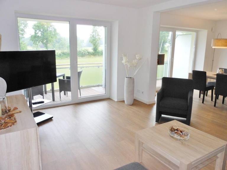 Golfresidenz-Ferienwohnung mit Pool, Sauna, Balkon & Parkplatz in Grömitz in Groemitz