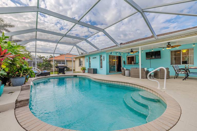 House with private pool, grill & yard — photo 5