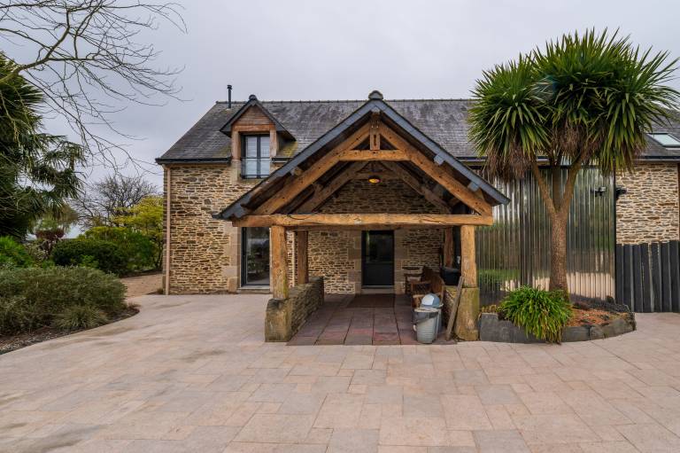 Family-friendly bed and breakfast with jacuzzi, terrace & garden | Garden view | Perfect for remote work | Dogs allowed in Pontivy