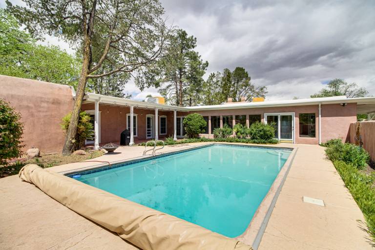 3 Mi to Zoo & Garden Spacious Albuquerque Home