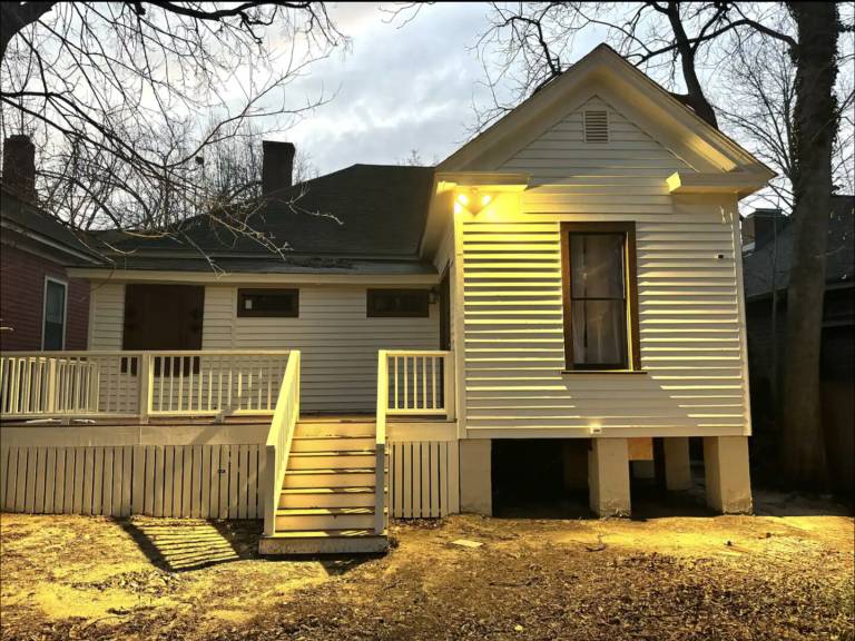 House with patio & yard — photo 3