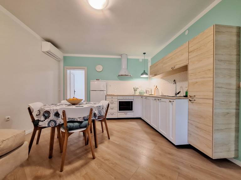 Holiday apartment with patio & yard | Garden view — photo 3