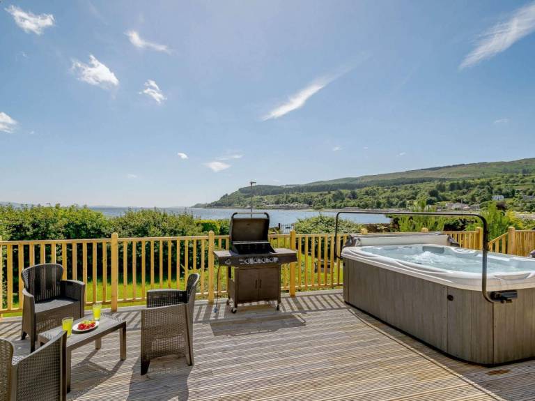 Cottage with garden & hot tub | Water view in Dunoon