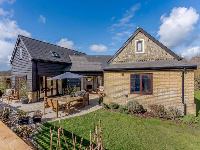 Cottage with hot tub, garden & barbeque in Ashford