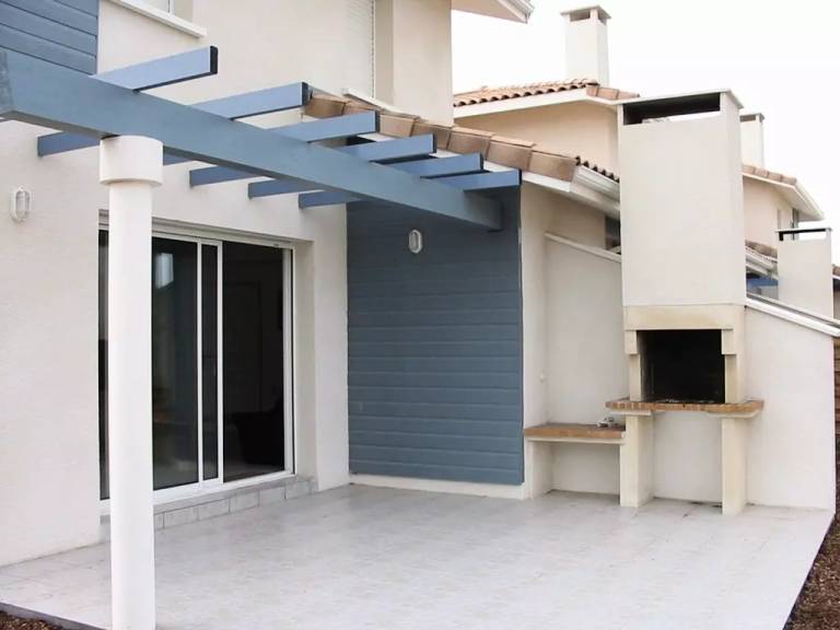 House with barbecue & yard — photo 2