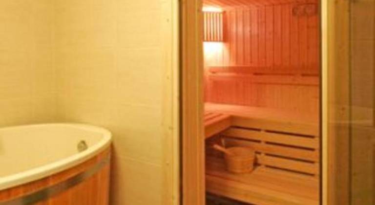 Holiday apartment with yard, sauna & hot tub — photo 3