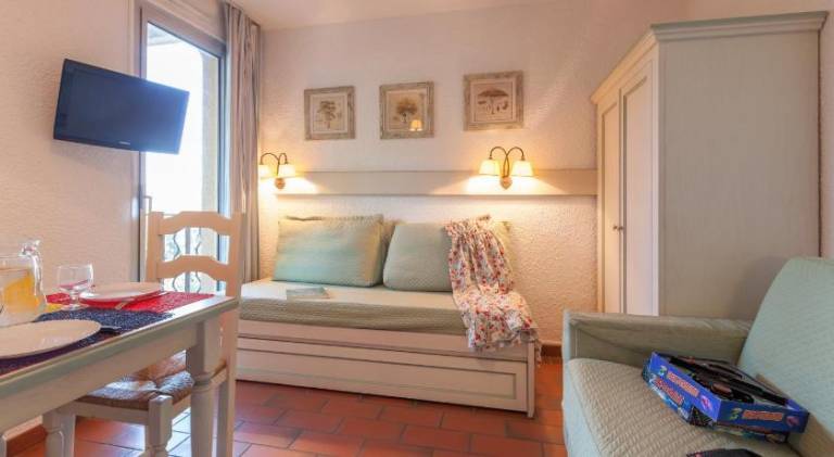 Holiday apartment with garden & pool — photo 2