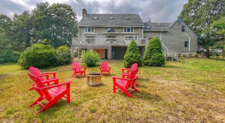 Fully equipped house with patio, BBQ & garden | Perfect for remote work | Pet-friendly in Dennis Port, MA