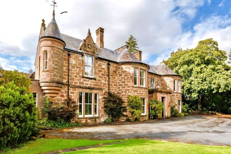 Villa with garden & patio in Blairgowrie