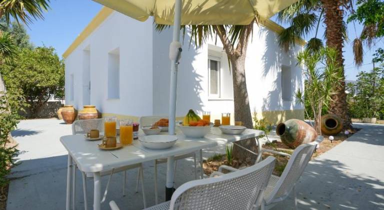Rental apartment with yard & terrace in Kos