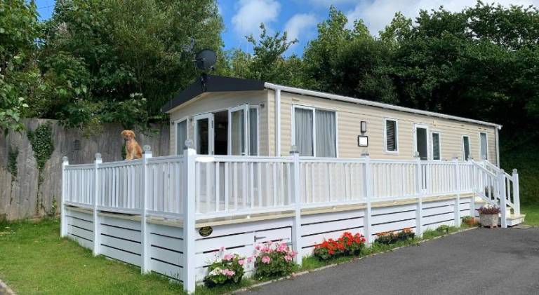 Lovely vacation home with yard & pool | Pets are welcome in Newquay