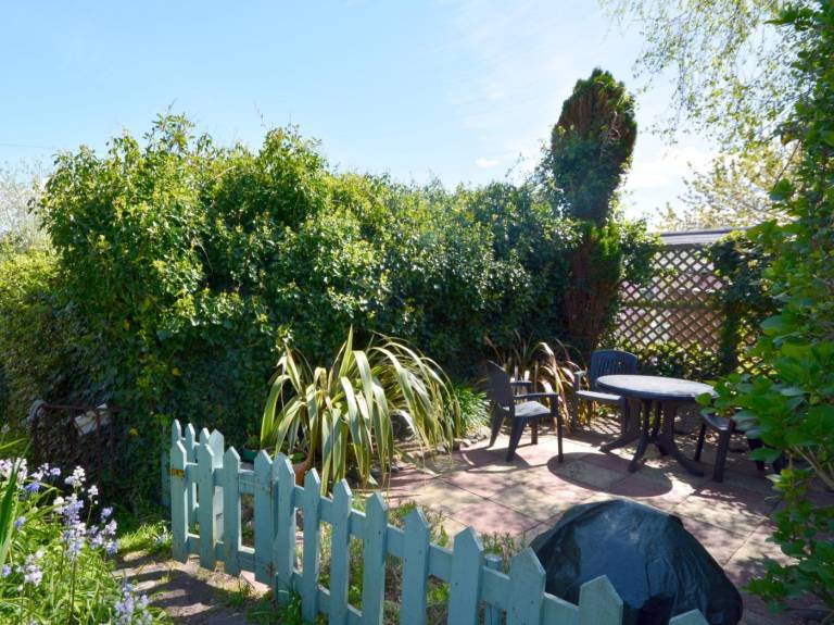 Cottage with garden — photo 2