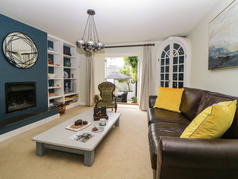 Cottage with garden — photo 4