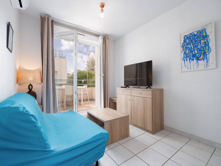 Holiday apartment with heated pool & garden in Nîmes