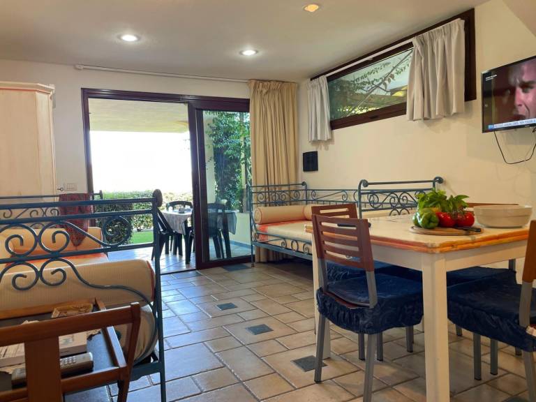 EUC 143_Apartment surrounded by greenery, with patio, outdoor dining area and swimming pool. — photo 2