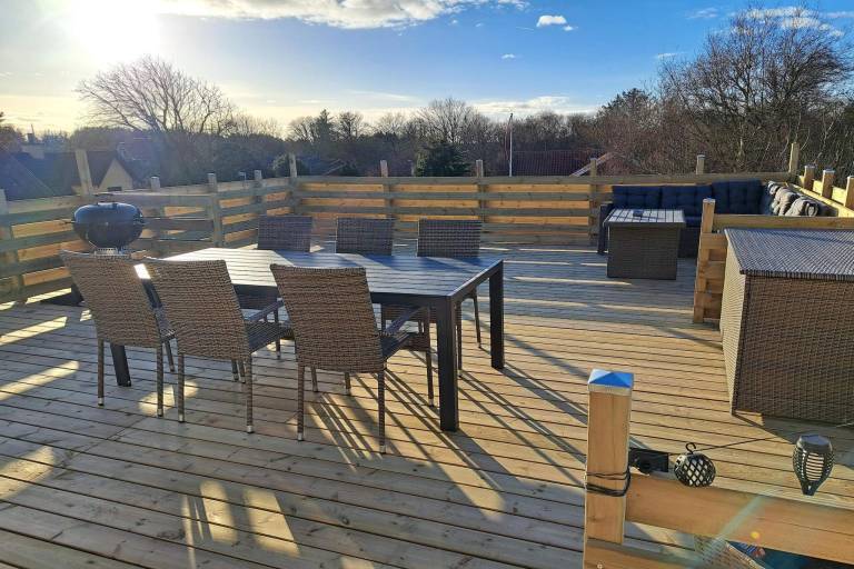 Vacation home with yard — photo 2