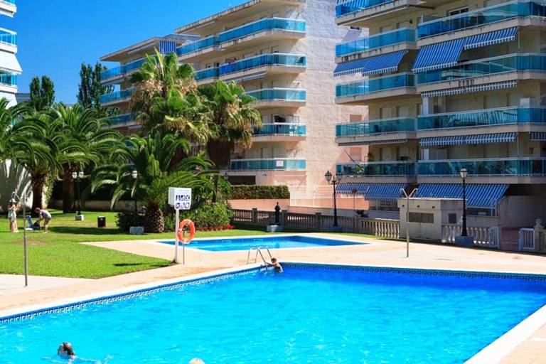 Holiday apartment with terrace, pool & garden — photo 3