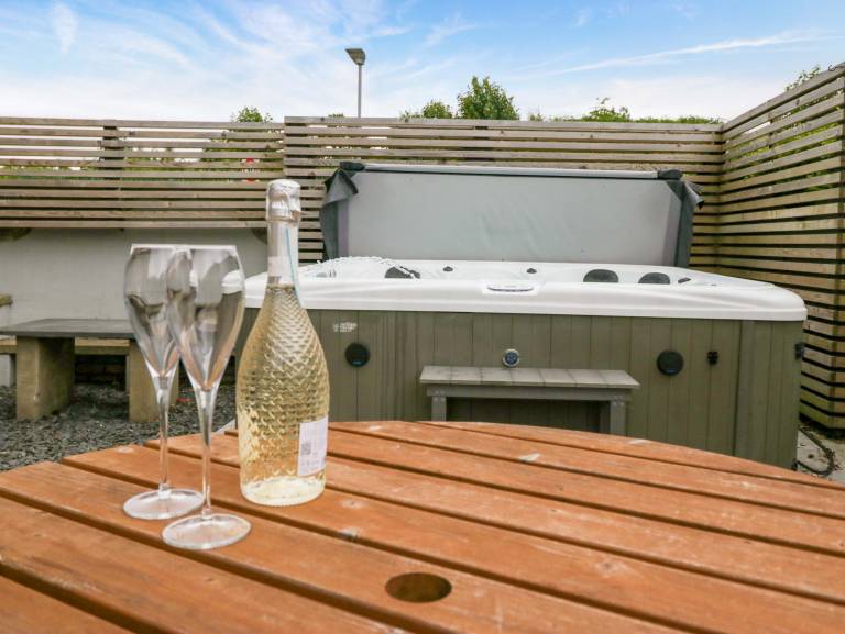 Family-oriented cottage with jacuzzi & garden | Beach view | Pet-friendly — photo 2