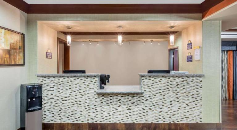 Days Inn by Wyndham Dilley — photo 5
