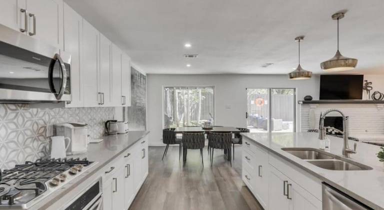 House with BBQ, private pool & yard — photo 4