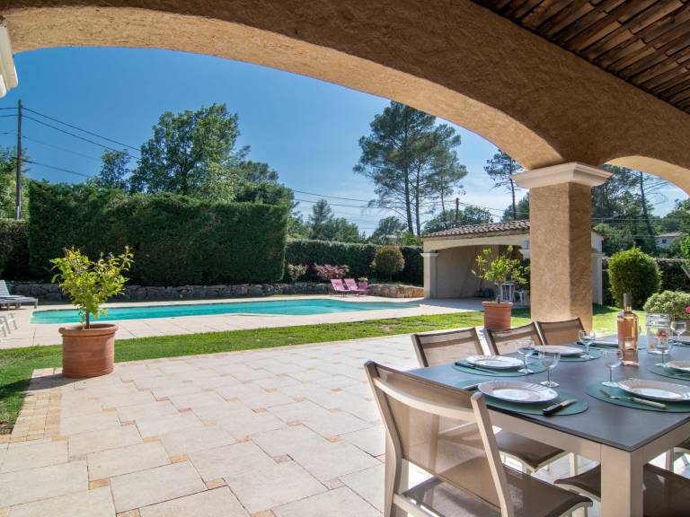 Vacation home with BBQ, yard & terrace — photo 2