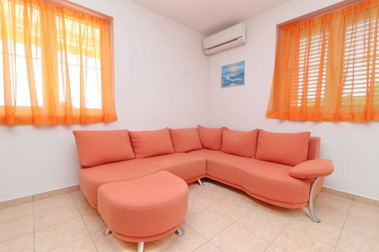 Fully equipped rental apartment with terrace & grill | Sea view | Dogs allowed — photo 3