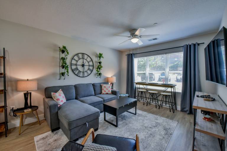 Condo with pool, barbecue & garden | City view — photo 2