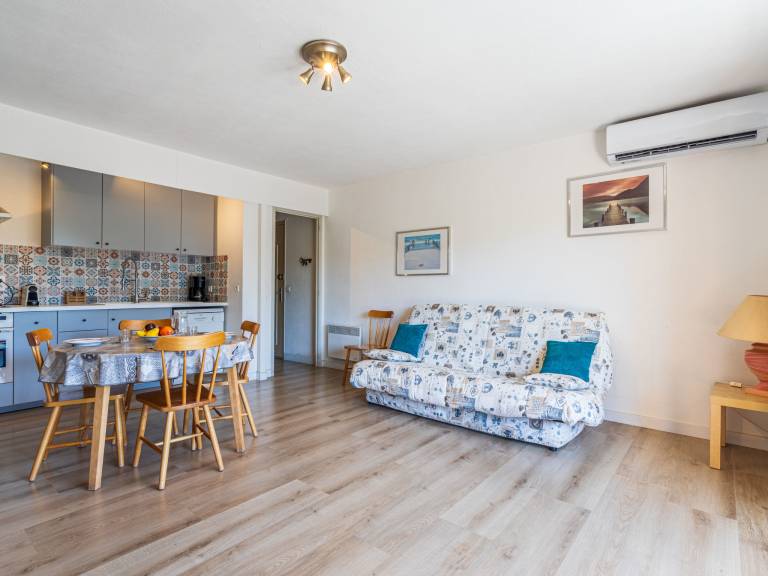 Fully equipped charming apartment with patio | Pets allowed — photo 2
