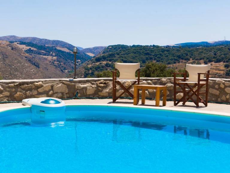 Vacation home with BBQ, private pool & garden | Mountain view — photo 3