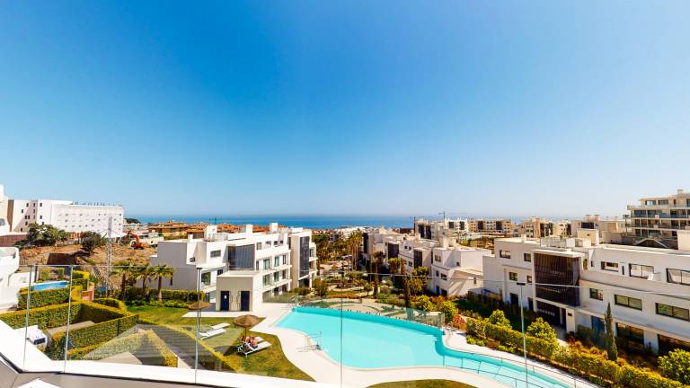 Apartment with yard, pool & terrace in Benalmádena