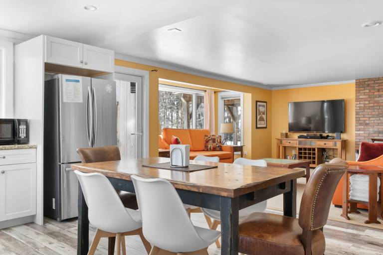 Condo with BBQ, sauna & jacuzzi | Mountain view — photo 3