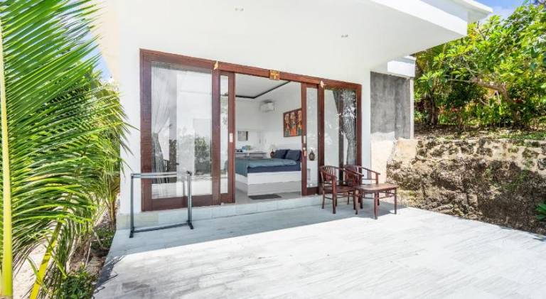 Vacation home with pool, BBQ & yard — photo 4